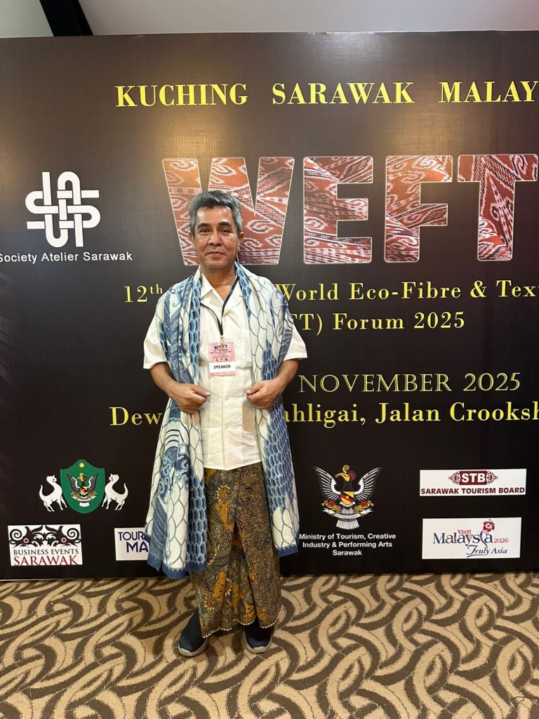 Perjalanan Komarudin Kudiya ke Kuching menjadi safari belajar budaya, membuka wawasan baru tentang batik Indonesia di panggung global.
