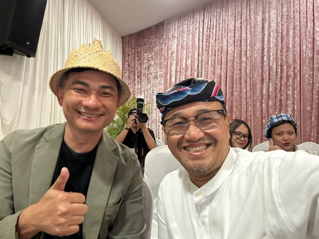 Perjalanan Komarudin Kudiya ke Kuching menjadi safari belajar budaya, membuka wawasan baru tentang batik Indonesia di panggung global.