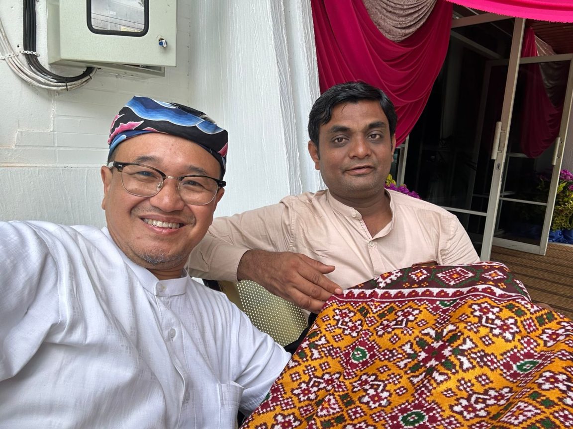 Perjalanan Komarudin Kudiya ke Kuching menjadi safari belajar budaya, membuka wawasan baru tentang batik Indonesia di panggung global.