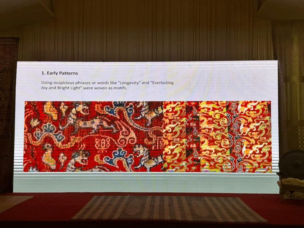 baju brocade Kaisar China