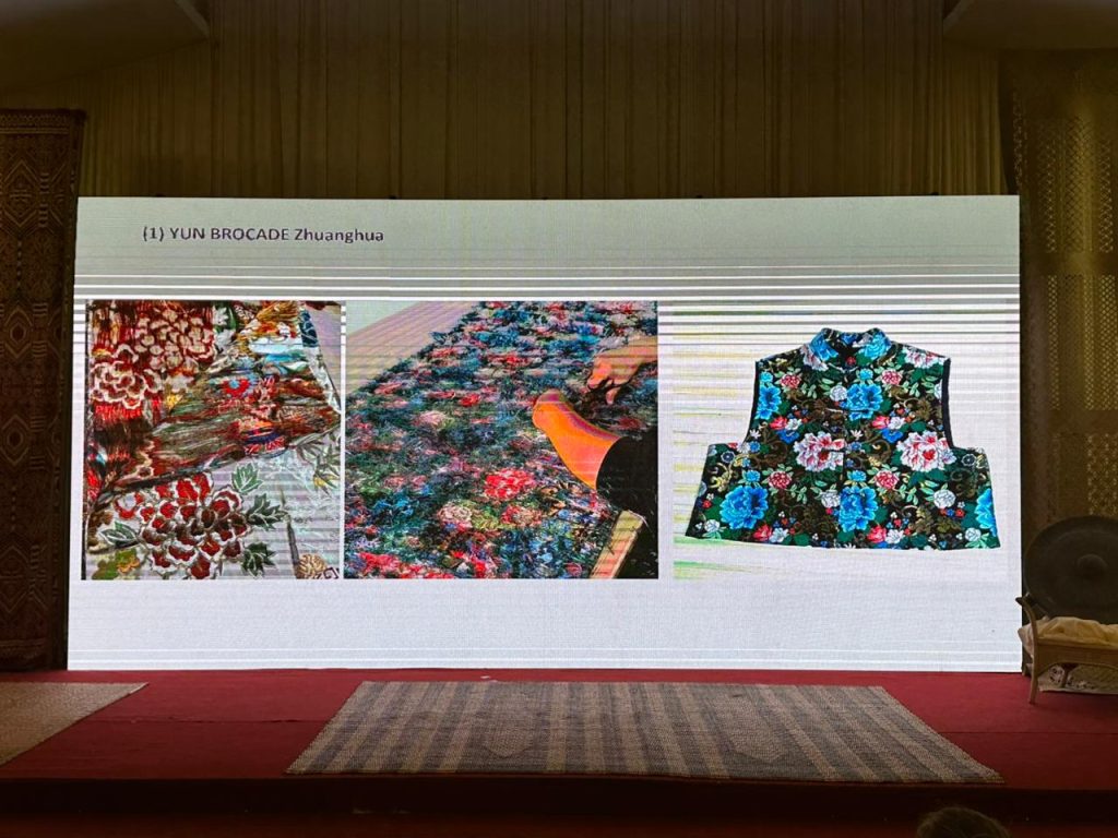 baju brocade Kaisar China