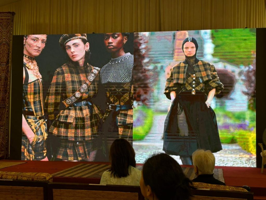Refleksi Komarudin Kudiya tentang Harris Tweed, moodboard, dan kualitas tekstil dunia sebagai inspirasi bagi masa depan tekstil Indonesia.