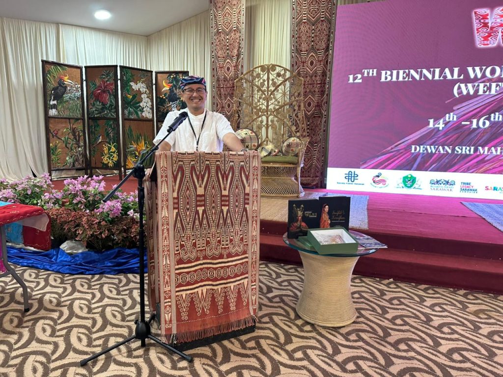 Presentasi Komarudin Kudiya di WEFT 2025 hadirkan diplomasi Batik Merawit dan Waleran Cirebon melalui estetika, riset, dan teknologi QR Code.