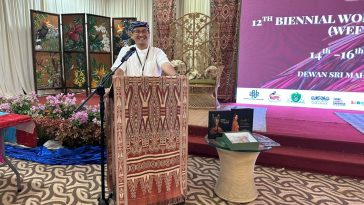 Presentasi Komarudin Kudiya di WEFT 2025 hadirkan diplomasi Batik Merawit dan Waleran Cirebon melalui estetika, riset, dan teknologi QR Code.