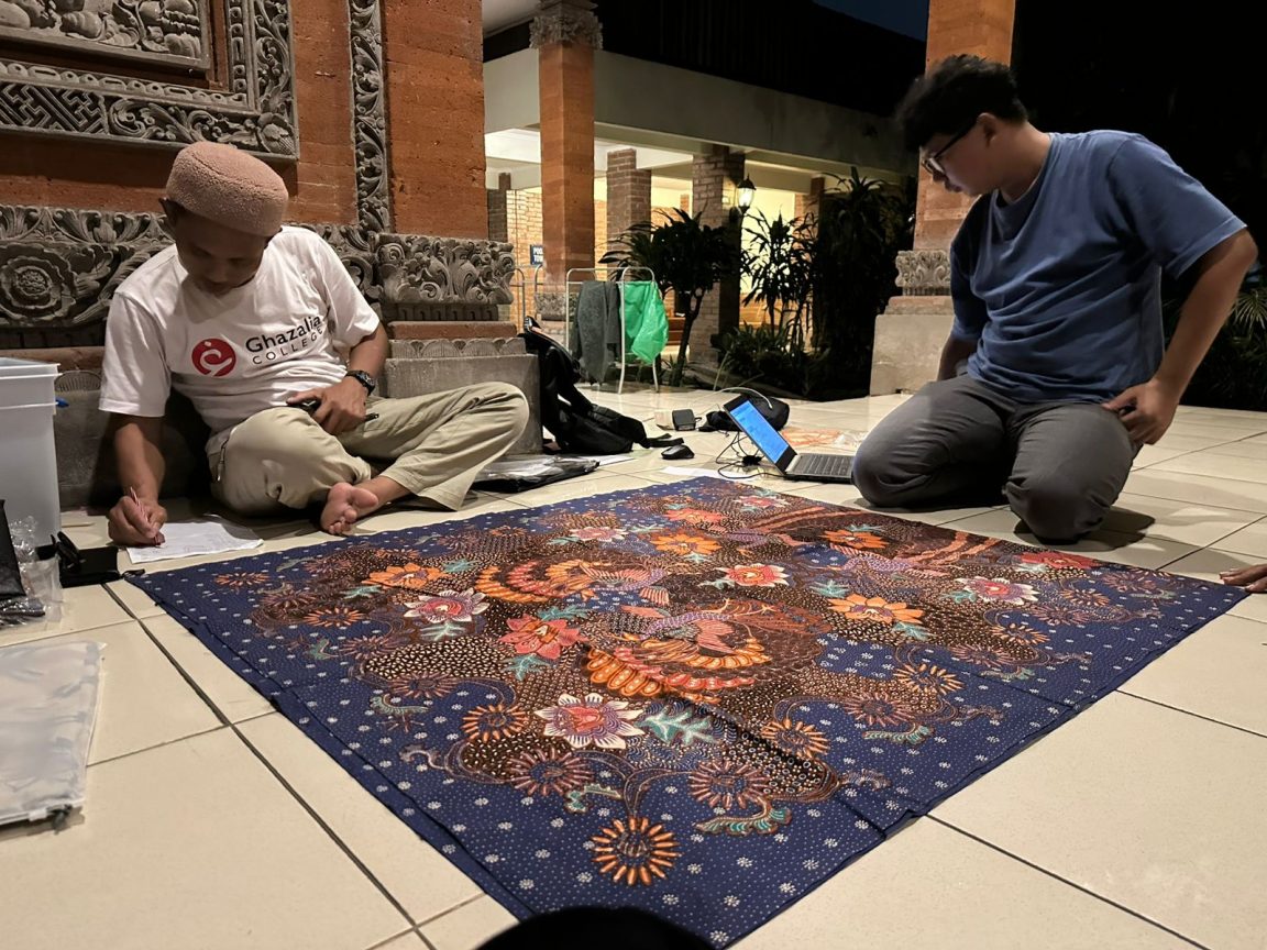 Pameran Puspa Nuswantara APPBI menghadirkan kerja kolektif penuh dedikasi, dari penataan karya hingga kuratorial batik masterpiece Indonesia.
