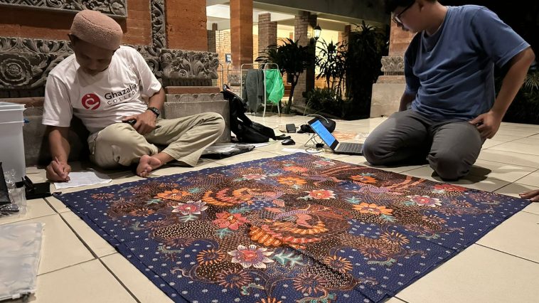 Pameran Puspa Nuswantara APPBI menghadirkan kerja kolektif penuh dedikasi, dari penataan karya hingga kuratorial batik masterpiece Indonesia.