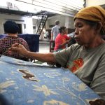 Perajin batik tulis Banyumas di workshop Batik Hadi Priyono
