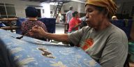 Perajin batik tulis Banyumas di workshop Batik Hadi Priyono