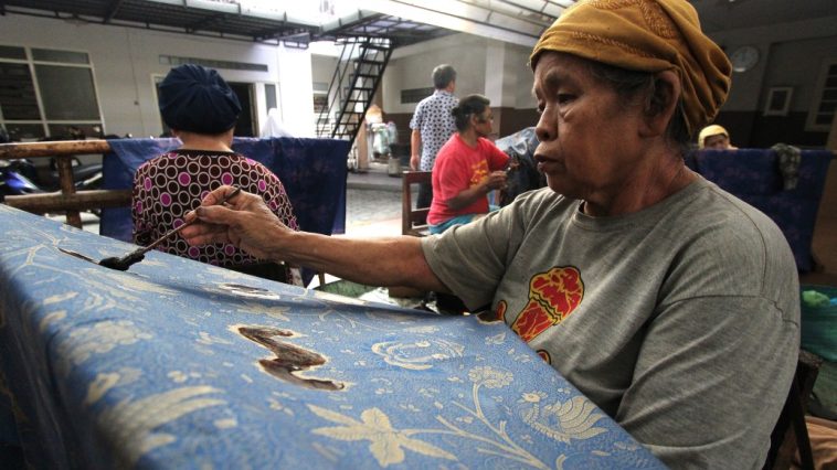 Perajin batik tulis Banyumas di workshop Batik Hadi Priyono