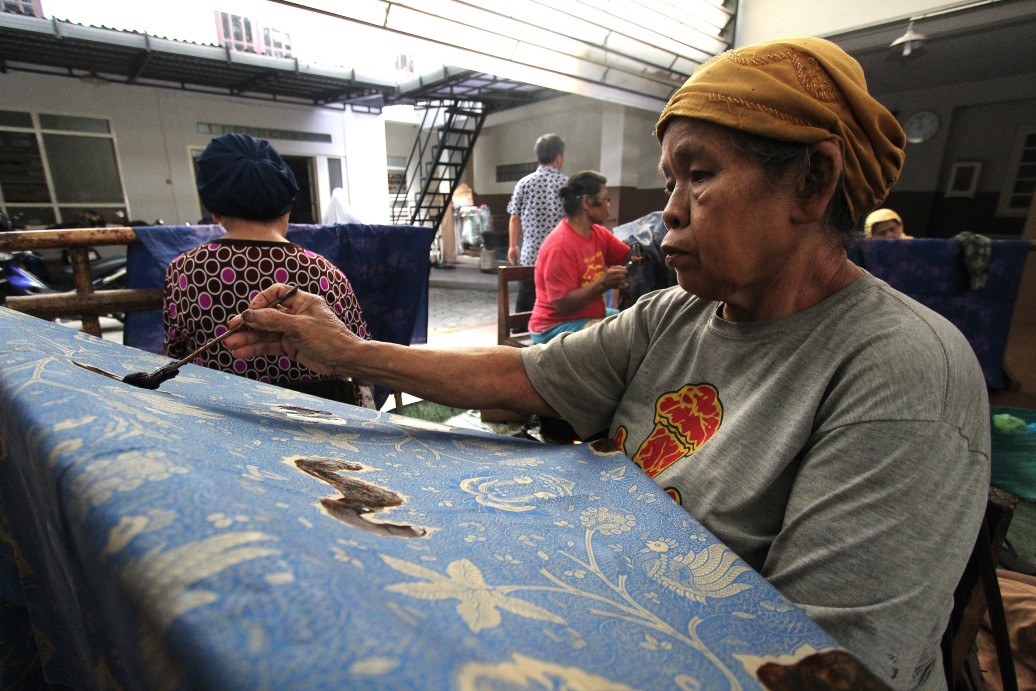 Perajin batik tulis Banyumas di workshop Batik Hadi Priyono