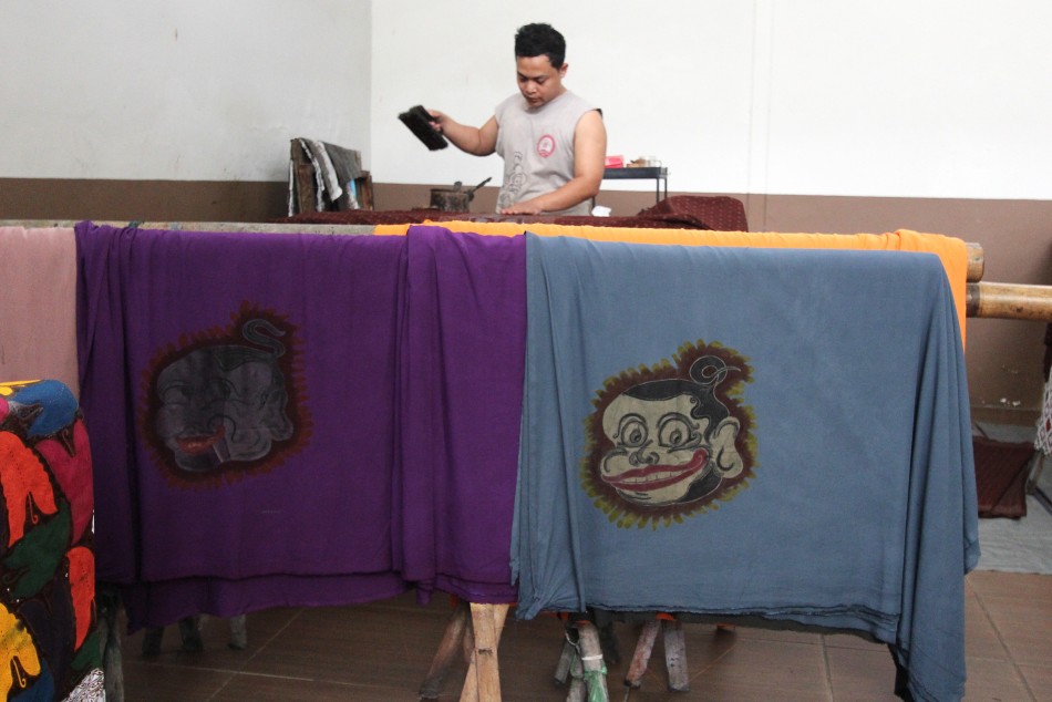 Perajin batik cap Banyumas di workshop Batik Hadi Priyanto