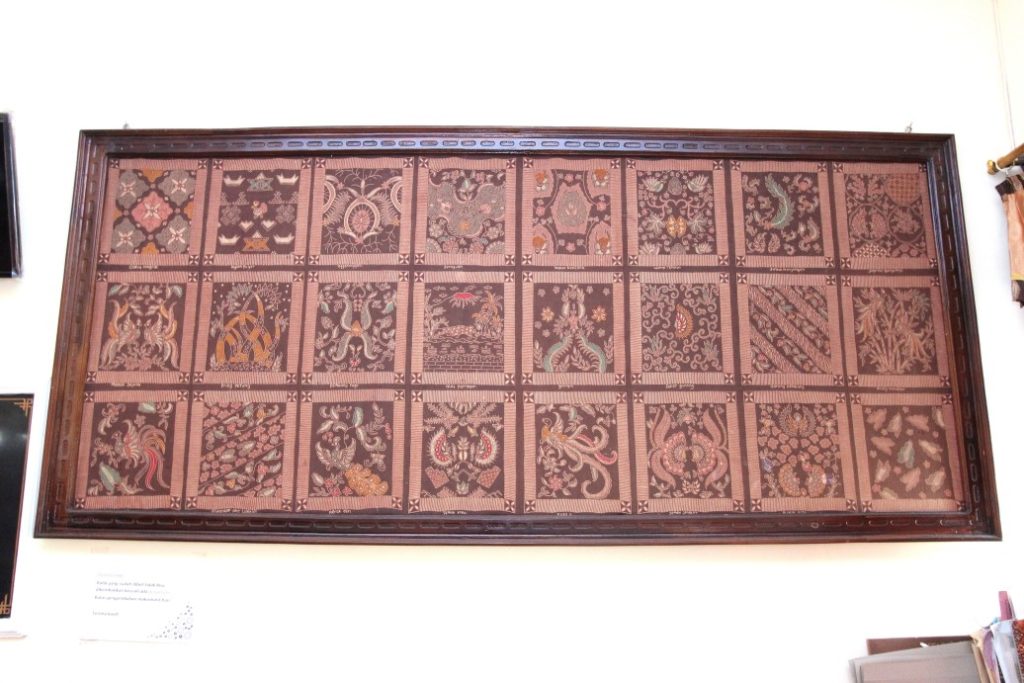 Batik bermotif katalog motif batik Banyumas di Galeri Batik Papringan