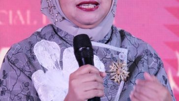 Batik Chic menunjukkan keteguhan Novita Yunus membangun karya kriya go global, mengalahkan Cina, dan jadikan batik sebagai investasi budaya.