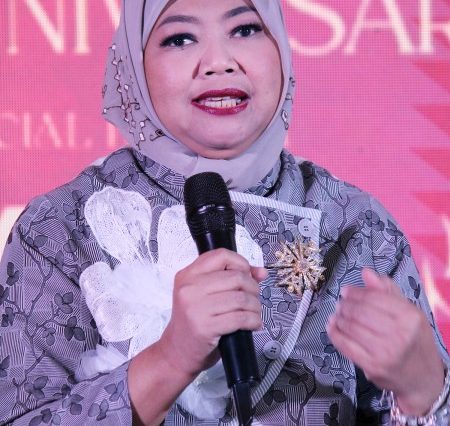 Batik Chic menunjukkan keteguhan Novita Yunus membangun karya kriya go global, mengalahkan Cina, dan jadikan batik sebagai investasi budaya.