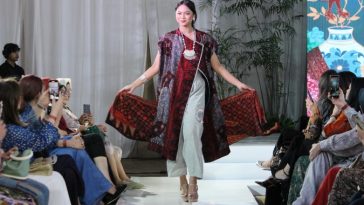 Batik Chic merayakan 16 tahun dengan fashion show “Timeless Threads of Tomorrow”, menegaskan komitmen merawat wastra Nusantara.