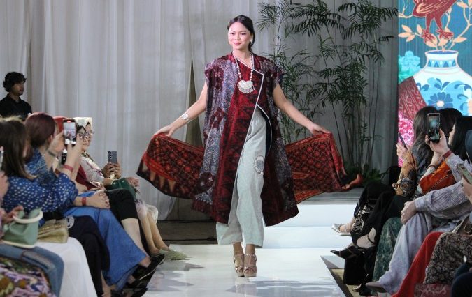 Batik Chic merayakan 16 tahun dengan fashion show “Timeless Threads of Tomorrow”, menegaskan komitmen merawat wastra Nusantara.