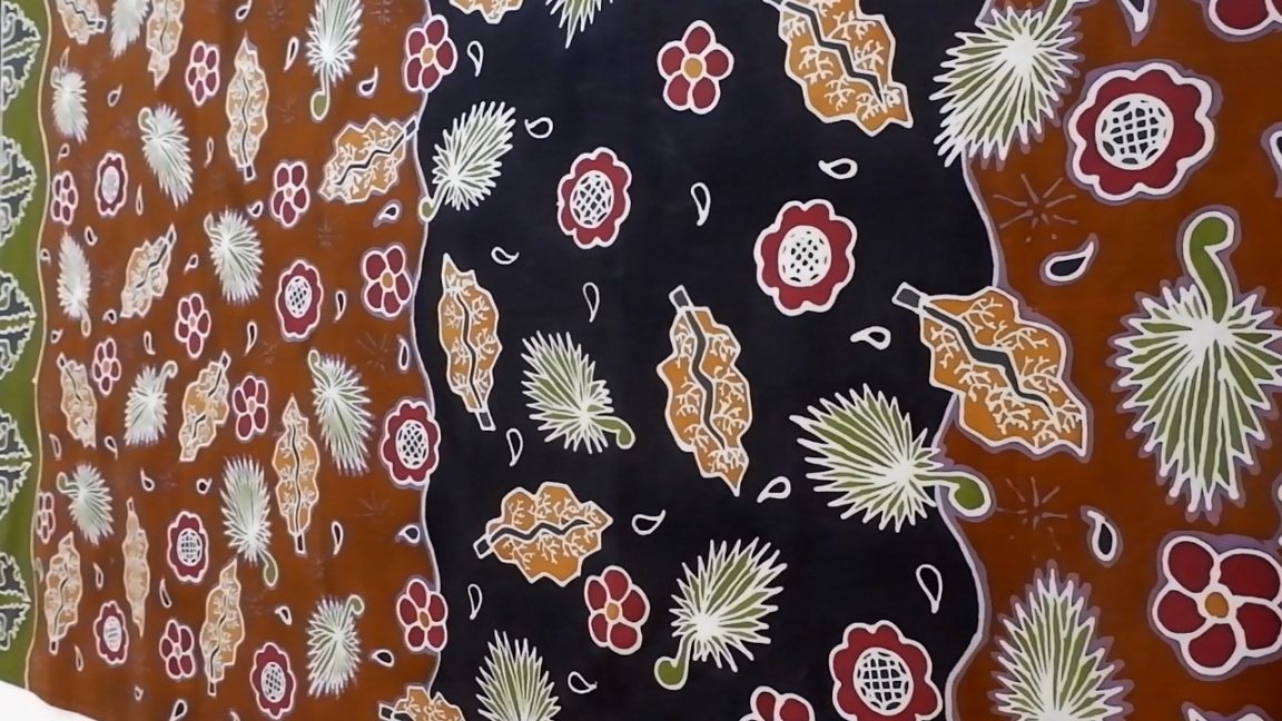 Kisah Waritri Mumpuni mengolah tradisi Melayu Deli Serdang dalam batik “Keindahan Deli Serdang”, simbol identitas dan kejayaan budaya.