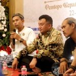 Lesehan Batik APPBI menghadirkan diskusi hangat penuh filosofi, humor, dan visi masa depan batik Indonesia dalam suasana akrab di Yogyakarta. Romi Oktabirawa mengangkat isu ekonomi batik.