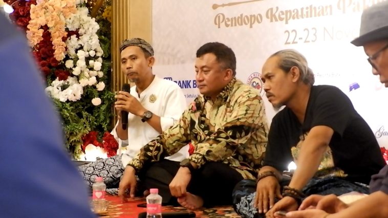 Lesehan Batik APPBI menghadirkan diskusi hangat penuh filosofi, humor, dan visi masa depan batik Indonesia dalam suasana akrab di Yogyakarta. Romi Oktabirawa mengangkat isu ekonomi batik.