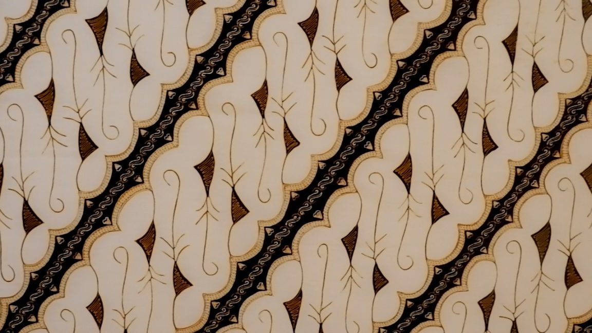 Karya batik Liris Seno Babarmas menghadirkan kehalusan merawit Cirebon, spiritualitas motif liris, dan warna sogan emas khas Batik Tiga Putri.