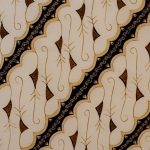 Karya batik Liris Seno Babarmas menghadirkan kehalusan merawit Cirebon, spiritualitas motif liris, dan warna sogan emas khas Batik Tiga Putri.