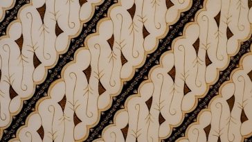 Karya batik Liris Seno Babarmas menghadirkan kehalusan merawit Cirebon, spiritualitas motif liris, dan warna sogan emas khas Batik Tiga Putri.