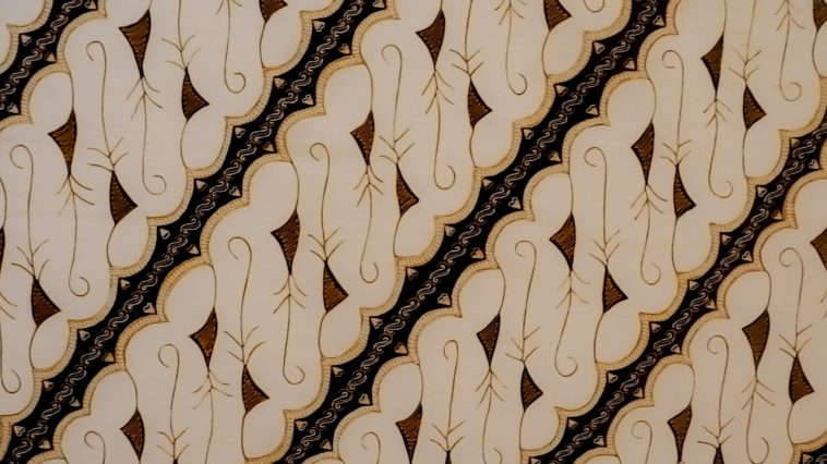 Karya batik Liris Seno Babarmas menghadirkan kehalusan merawit Cirebon, spiritualitas motif liris, dan warna sogan emas khas Batik Tiga Putri.