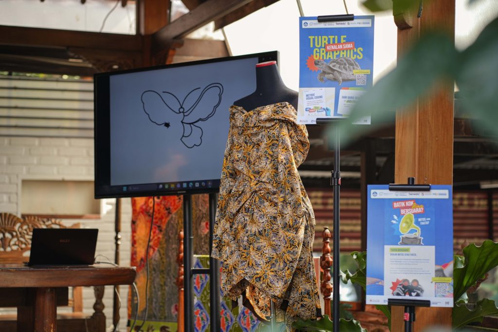 Kampung Batik Cigadung kedatangan mahasiswa Maranatha, hadirkan Batik Kura-Kura, Naskah Kuno, dan Batik Bersuara.