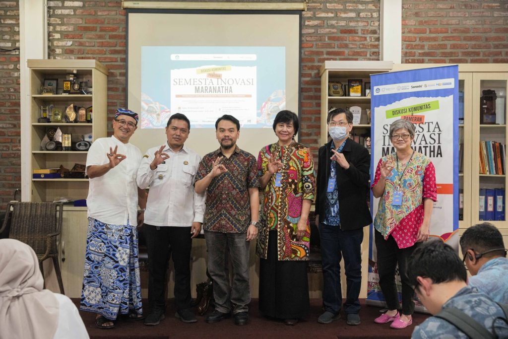 Kampung Batik Cigadung kedatangan mahasiswa Maranatha, hadirkan Batik Kura-Kura, Naskah Kuno, dan Batik Bersuara.