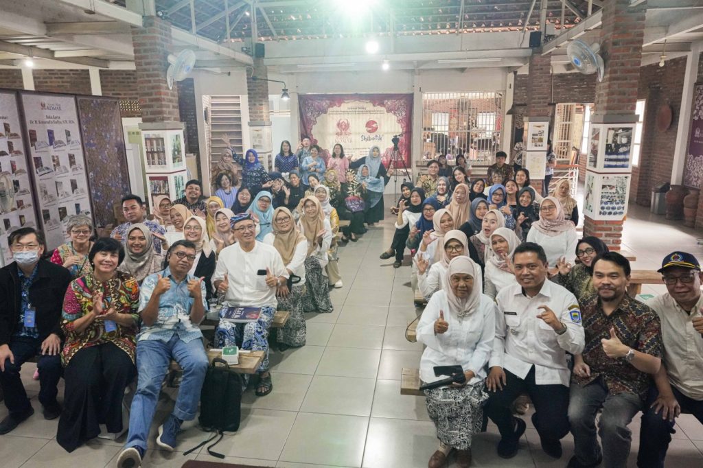 UK Maranatha membuktikan kampus bukan hanya ruang belajar, tapi pusat inovasi saintek yang menghidupkan kembali tradisi batik secara modern.