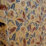 Karya batik prada Mawar Kupu-Kupu Syamsul Huda menampilkan harmoni alam dan perjalanan manusia melalui revitalisasi teknik batik klasik.