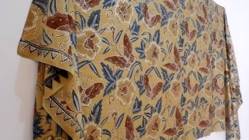 Karya batik prada Mawar Kupu-Kupu Syamsul Huda menampilkan harmoni alam dan perjalanan manusia melalui revitalisasi teknik batik klasik.