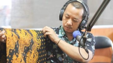 Mulyana, perintis Batik Ganasan Subang, membangun identitas batik daerah dari nol lewat dedikasi, riset, dan perjalanan panjang kreatifnya.