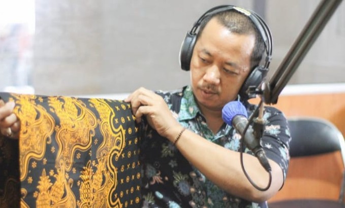 Mulyana, perintis Batik Ganasan Subang, membangun identitas batik daerah dari nol lewat dedikasi, riset, dan perjalanan panjang kreatifnya.