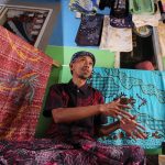 Kisah Miftahul Huda, perajin Sakabatik Subang yang setia pada batik tulis meski penghasilan tak menentu, demi mempertahankan budaya daerah.