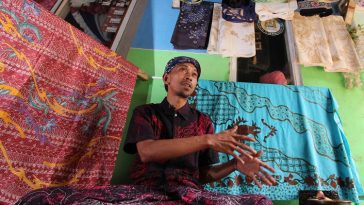 Kisah Miftahul Huda, perajin Sakabatik Subang yang setia pada batik tulis meski penghasilan tak menentu, demi mempertahankan budaya daerah.