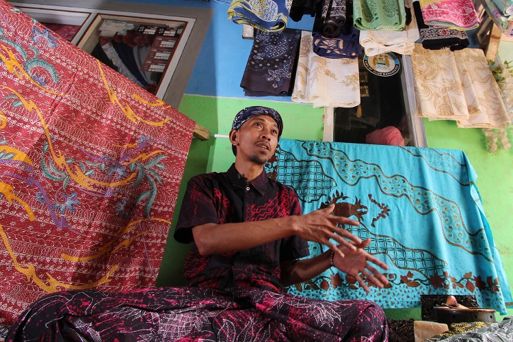 Kisah Miftahul Huda, perajin Sakabatik Subang yang setia pada batik tulis meski penghasilan tak menentu, demi mempertahankan budaya daerah.