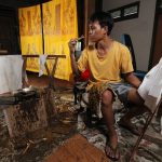 Perajin batik subang tengah mencanting di Workshop Batik Ganasan Subang.