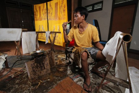 Perajin batik subang tengah mencanting di Workshop Batik Ganasan Subang.