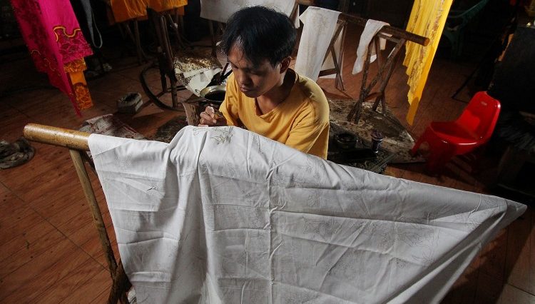 Salah satu perajin batik di workshop Batik Ganasan Subang milik Mulyana