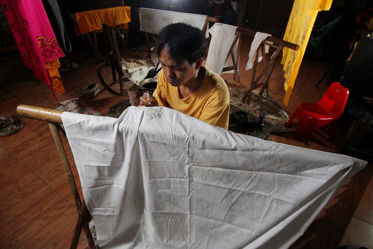 Salah satu perajin batik di workshop Batik Ganasan Subang milik Mulyana