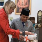 Pertemuan Prabowo dan Ratu Maxima di Istana Negara diwarnai pertukaran cinderamata budaya dan momen hangat yang mencuri perhatian publik.
