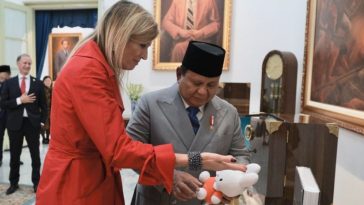 Pertemuan Prabowo dan Ratu Maxima di Istana Negara diwarnai pertukaran cinderamata budaya dan momen hangat yang mencuri perhatian publik.