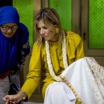 Ratu Maxima belajar membatik di Kampung Laweyan, Solo. Momen hangat sang Ratu berdialog dan bercanda dengan para pengrajin batik. Foto; AFP