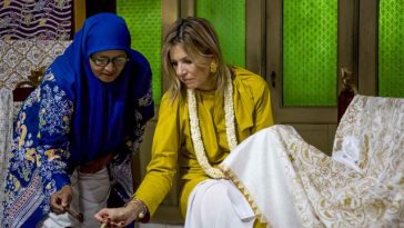 Ratu Maxima belajar membatik di Kampung Laweyan, Solo. Momen hangat sang Ratu berdialog dan bercanda dengan para pengrajin batik. Foto; AFP