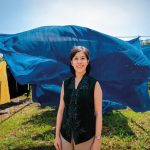 Kisah Denica Riadini-Flesch membangun wastra Indonesia: gerakan mode bertanggung jawab yang menyejahterakan perajin dan memulihkan alam.