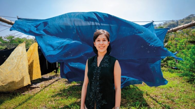 Kisah Denica Riadini-Flesch membangun wastra Indonesia: gerakan mode bertanggung jawab yang menyejahterakan perajin dan memulihkan alam.