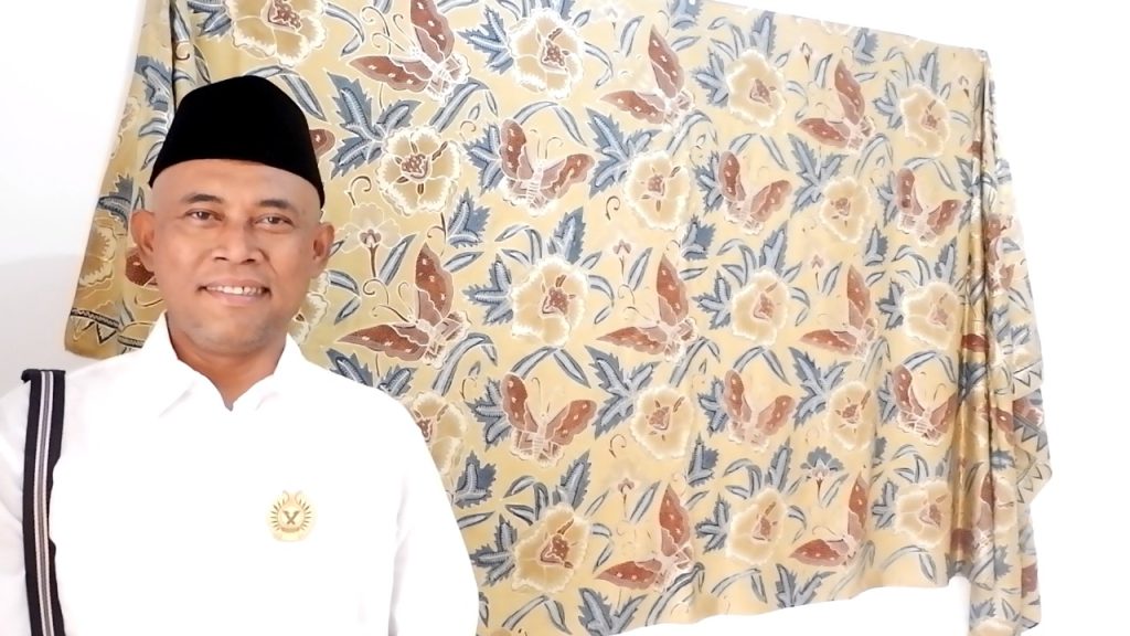 Syamsul Huda mengangkat prada di Perada Batik
