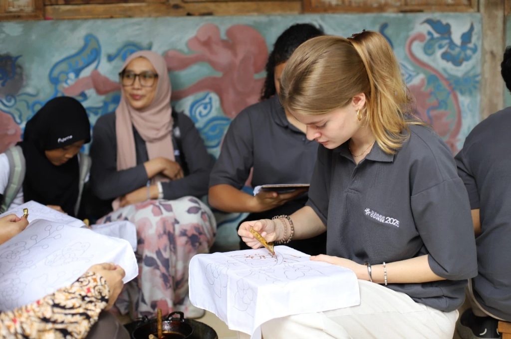 Kursus musim panas internasional UGM ajak mahasiswa dunia belajar batik sambil memahami keselamatan kerja dan keberlanjutan lingkungan.