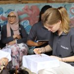 Kursus musim panas internasional UGM ajak mahasiswa dunia belajar batik sambil memahami keselamatan kerja dan keberlanjutan lingkungan.